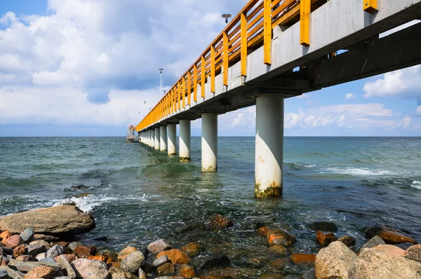 Concrete pier of steiger op het strand — Stockfoto