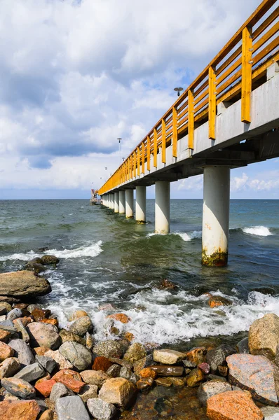 コンクリート橋脚やビーチで桟橋 — ストック写真