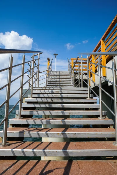 Treppe zum Steg — Stockfoto