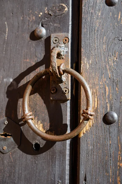 Oude knocker op de houten deur — Stockfoto