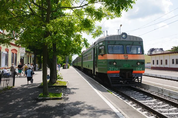 Trainen op het platform. Zelenogradsk — Stockfoto