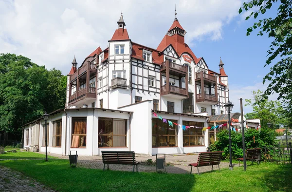 Внешний фасад знаменитого старого отеля "Kurhaus Cranz" в Зеленогранске — стоковое фото