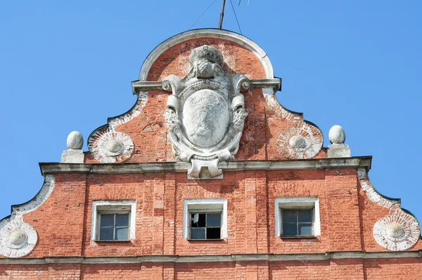 Kaliningrad. Elementi decorativi sul tetto di un vecchio edificio tedesco — Foto Stock