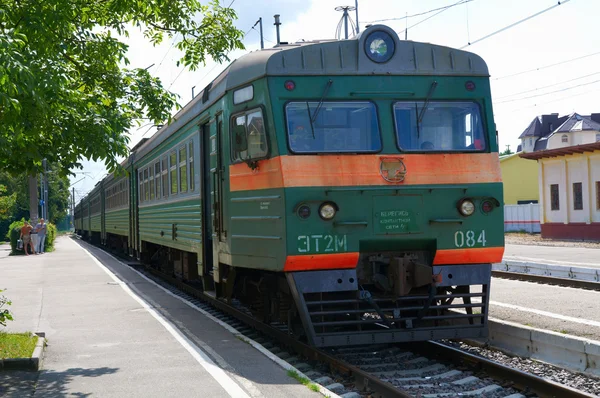 Trainen op het platform. Zelenogradsk — Stockfoto