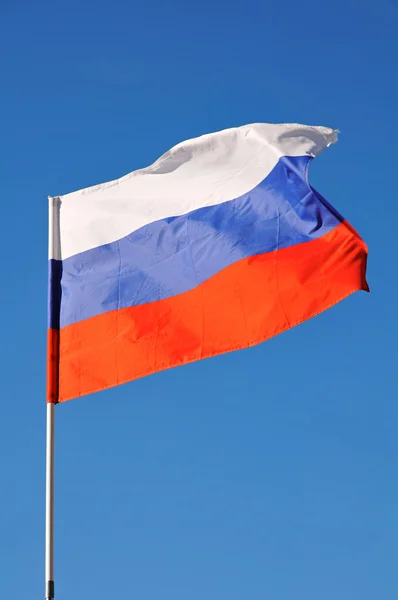 Bandeira russa acenando ao vento — Fotografia de Stock