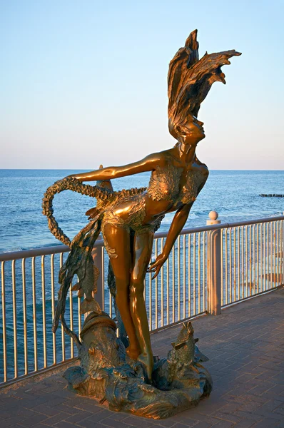 "水女神美人鱼的青铜雕塑 — 图库照片