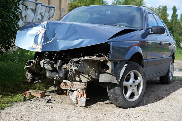 Um carro azul destruído. — Fotografia de Stock