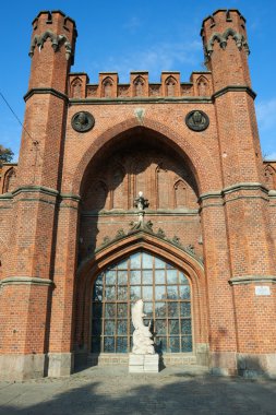 Balık rossgarten kapısı yakın heykel. Kaliningrad