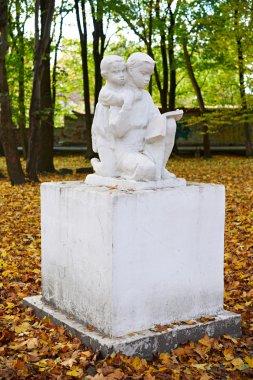 sonbahar parkta heykel. Kaliningrad