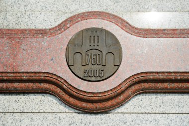 Bronz plak şehir 750 yıldönümü şerefine. Kaliningrad