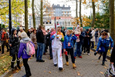 Olimpiyat Meşalesi Taşıyıcı Olimpiyat meşalesinin bayrak yarışında yer aldığı 29 Ekim 2013 svetlogorsk, Rusya Federasyonu