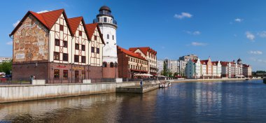 Etnografik ve akşam, balıkçı köyü Kaliningrad, Rusya'set içinde ticaret merkezi.