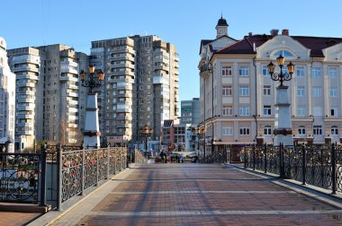 Etnografik ve akşam, balıkçı köyü Kaliningrad, Rusya'set içinde ticaret merkezi.