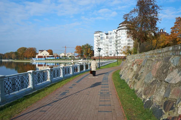 Embankment of Lake Superior in the fall. Kaliningrad — Stock Photo, Image