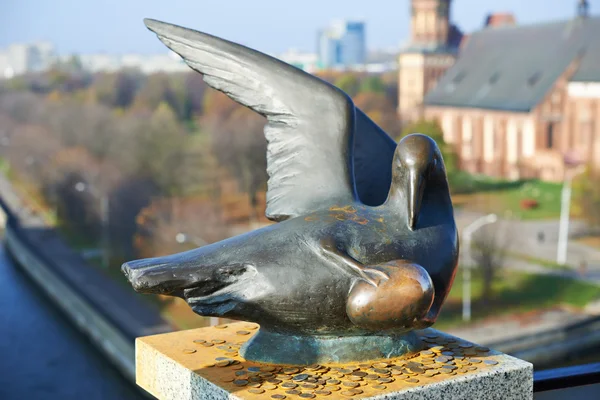 Kaliningrad. bronzová Racek s vejcem na pozadí katedrála — Stock fotografie