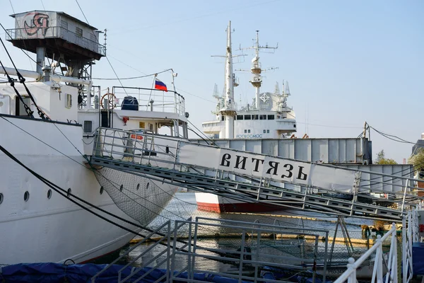 Pasarela a buque barco "vityaz" en el Museo muelle del océano mundial. Kaliningrado — Stock fotografie