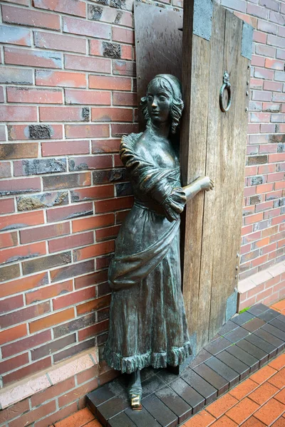 A escultura de bronze "estalajadeiro cumprimenta hóspedes". Kaliningrado — Fotografia de Stock
