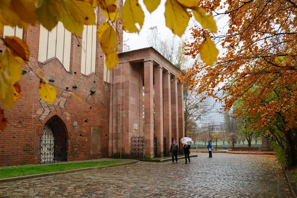 Tumba del famoso filósofo alemán Immanuel Kant en la catedral de Kenigsberg — Foto de Stock