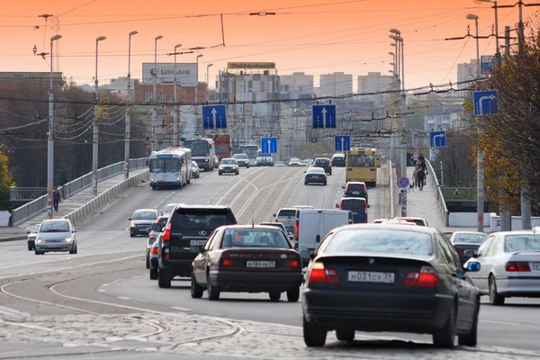 Biltrafik på Leninskij prospekt. Kaliningrad — Stockfoto