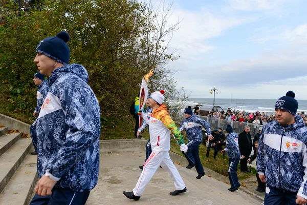 O portador de tocha olímpica participa no revezamento da Chama Olímpica no dia 29 de outubro de 2013 em Svetlogorsk, Rússia — Fotografia de Stock