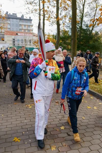 Olympic torch bearer participates in relay of Olympic Flame on October 29, 2013 in Svetlogorsk, Russia — Stock Photo, Image