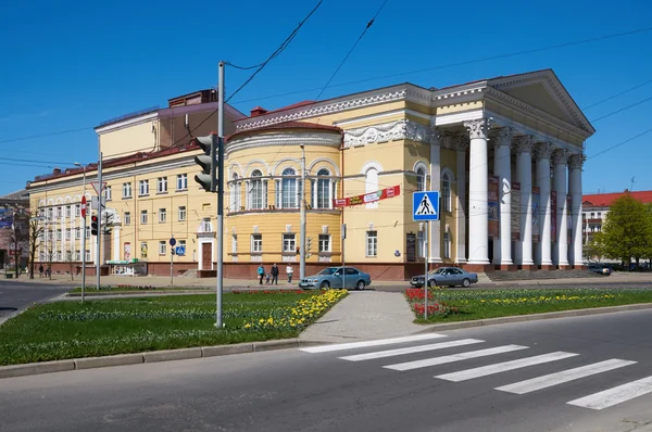 Kaliningrad regionální činoherní divadlo, s velkým sálem pro 931 křesel, nachází na mira vyhlídky na 5 května 2013, kaliningrad, Rusko — Stock fotografie