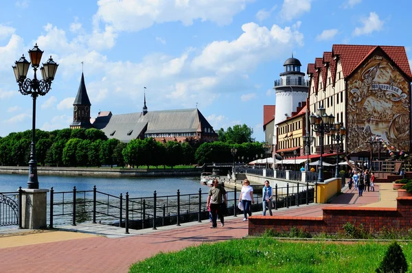 Etnografische en trade center, embankment van het vissersdorp in kaliningrad, Rusland. — Stockfoto