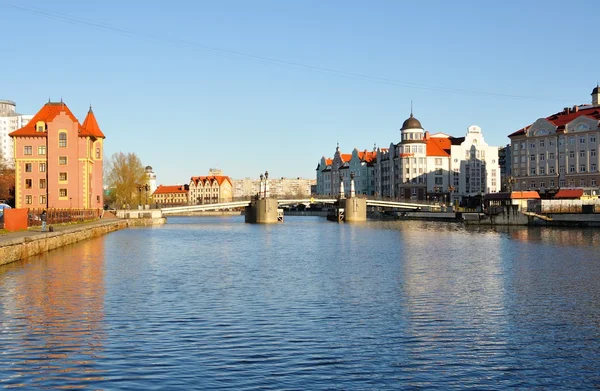 Centre ethnographique et commercial en soirée, remblai du village de pêcheurs à Kaliningrad, Russie . — Photo