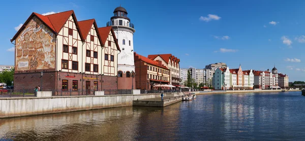 Etnograficzne i centrum handlowe w wieczór, nasyp wioski rybackiej w Kaliningradzie, Rosja. — Zdjęcie stockowe