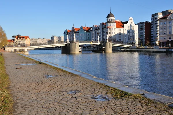 Centro etnografico e commerciale in serata, argine del villaggio di pescatori a Kaliningrad, Russia . — Foto Stock