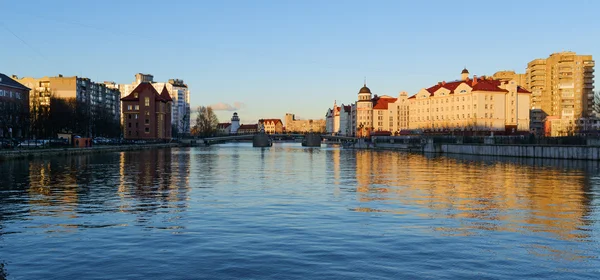 Etnografické a obchodní centrum v večer, nábřeží rybářská vesnice v kaliningrad, Rusko. — Stock fotografie