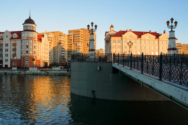 Etnografické a obchodní centrum v večer, nábřeží rybářská vesnice v kaliningrad, Rusko. — Stock fotografie