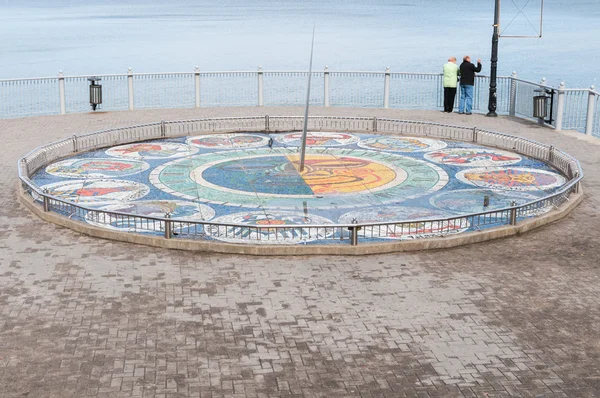 Sonnenuhr auf der Uferpromenade in Swetlogorsk — Stockfoto