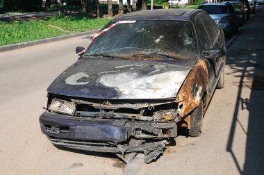 terk edilmiş aşağı yanmış araba hurdaya ayrılması için hazır