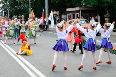 Kaliningrad sokakta çocuk dans grubu