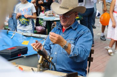 erimiş cam gemisinden kutlama günü şehir Kaliningrad, Rusya Federasyonu yapım cam sanatçı gösteri