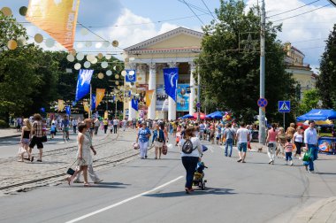 kutlama şehir. Kaliningrad, Rusya yaya bölgesi boyunca hareket insanlar kalabalık bir