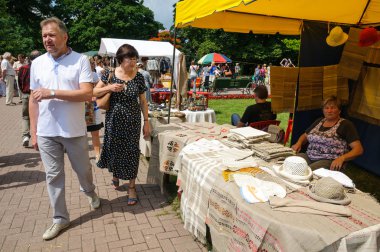 sokak ticaret malları folk art kutlama günü şehir Kaliningrad, Rusya'nın