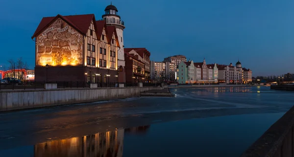 Villaggio di pescatori, alloggi moderni, hotel e ristorante lungo il fiume Pregolya. Kaliningrad, Russia — Foto Stock