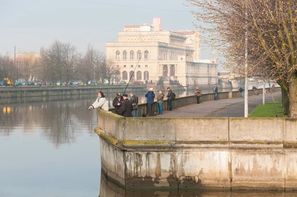 Fischer am Ufer des Flusses Pregel. Kaliningrad. Russland — Stockfoto