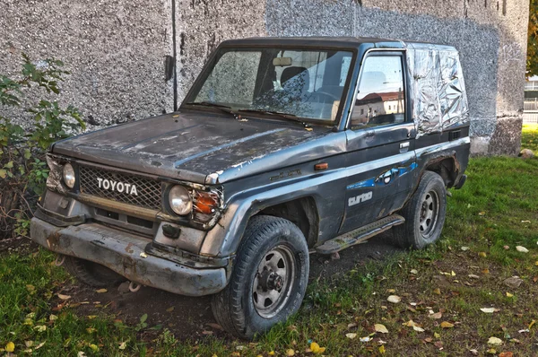 Старый заброшенный автомобиль — стоковое фото