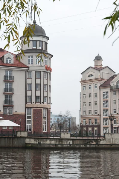 Vissersdorp, dijk van de rivier pregel. Kaliningrad. Rusland — Stockfoto