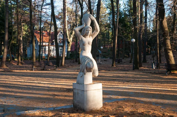 Estátua (cópia) "Girl with a jug" do escultor alemão Hermann Brach — Fotografia de Stock