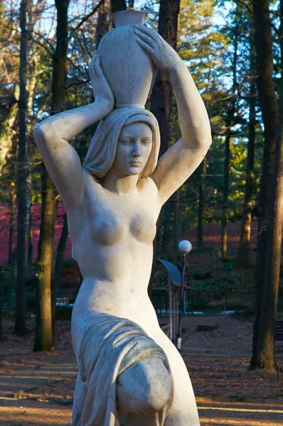 Standbeeld (kopie) "meisje met een kruik" door Duitse beeldhouwer hermann brachert in svetlogorsk. Rusland — Stok fotoğraf