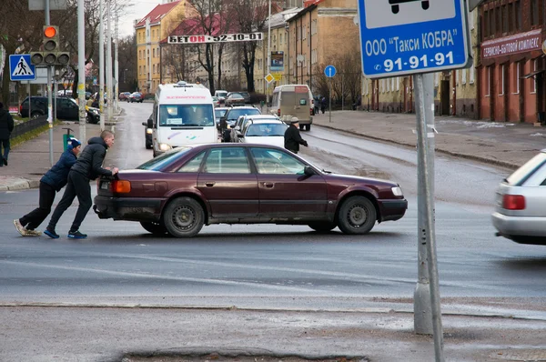 Två män ta bort bilen från vägen — Stockfoto