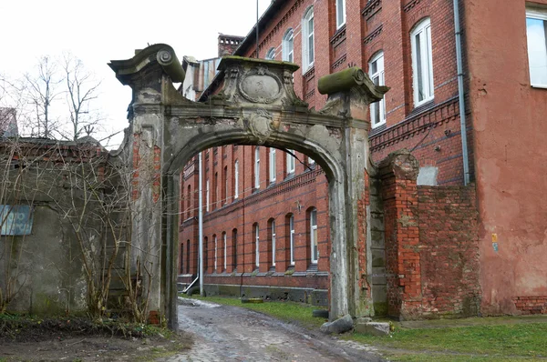 Portarna till lebeniht sjukhus. Kaliningrad — Stockfoto