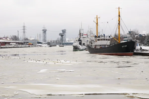 Quay de Pedro, o Grande, navios atracados no Museu do Oceano Mundial — Fotografia de Stock
