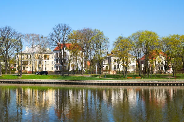 Dijk van de bovenste vijver. Kaliningrad — Stockfoto