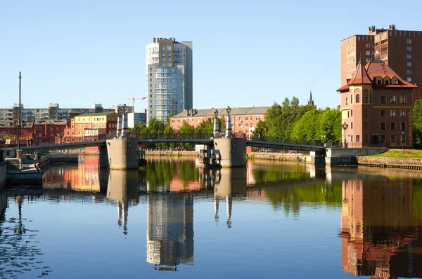 Pedestrian bridge and buildings on the banks of the river Pregel — Stock Photo, Image