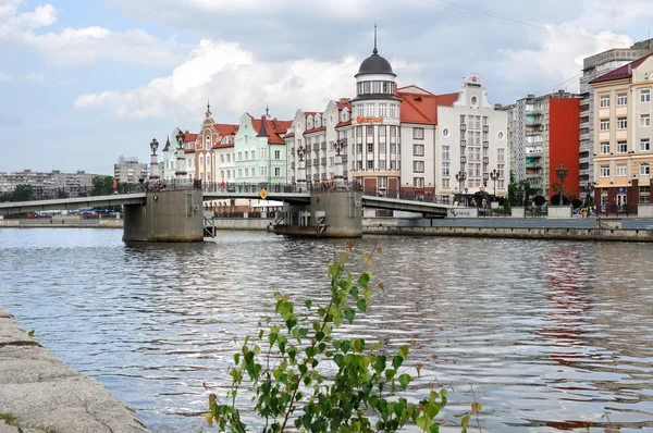 Etnográfico e centro de comércio, aterro da Aldeia de Pesca em Kaliningrado, Rússia . — Fotografia de Stock